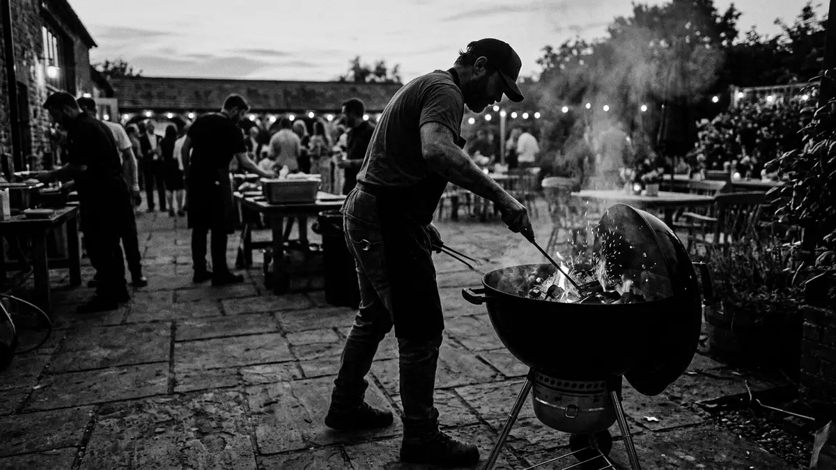 Schwarzweiss-Reportagebild mit Kugelgrill in dokumentarischer Arbeitsumgebung, neutral