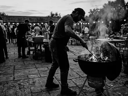 Schwarzweiss-Reportage mit Kugelgrill zum Thema Weber Kugelgrill, ISIN US94770V1052, hoher Kontrast, sachlich dargestellt - Foto: THN