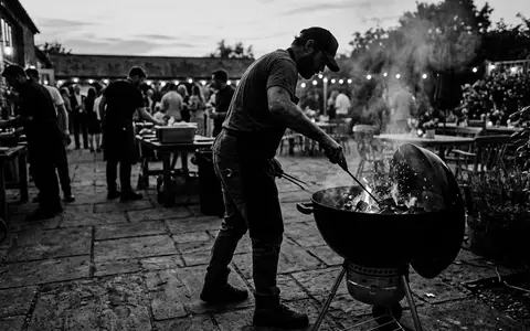 Schwarzweiss-Reportage mit Kugelgrill zum Thema Weber Kugelgrill, ISIN US94770V1052, hoher Kontrast, sachlich dargestellt - Foto: THN