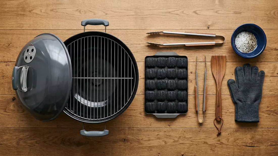 Flatlay-Arrangement rund um Kugelgrill mit passenden Requisiten von oben, neutral