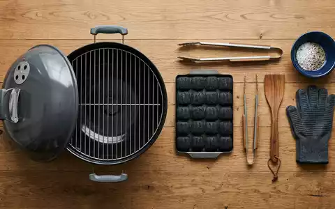Flatlay-Arrangement rund um Kugelgrill zum Thema Weber Kugelgrill, ISIN US94770V1052, weiches Oberlicht - Foto: THN