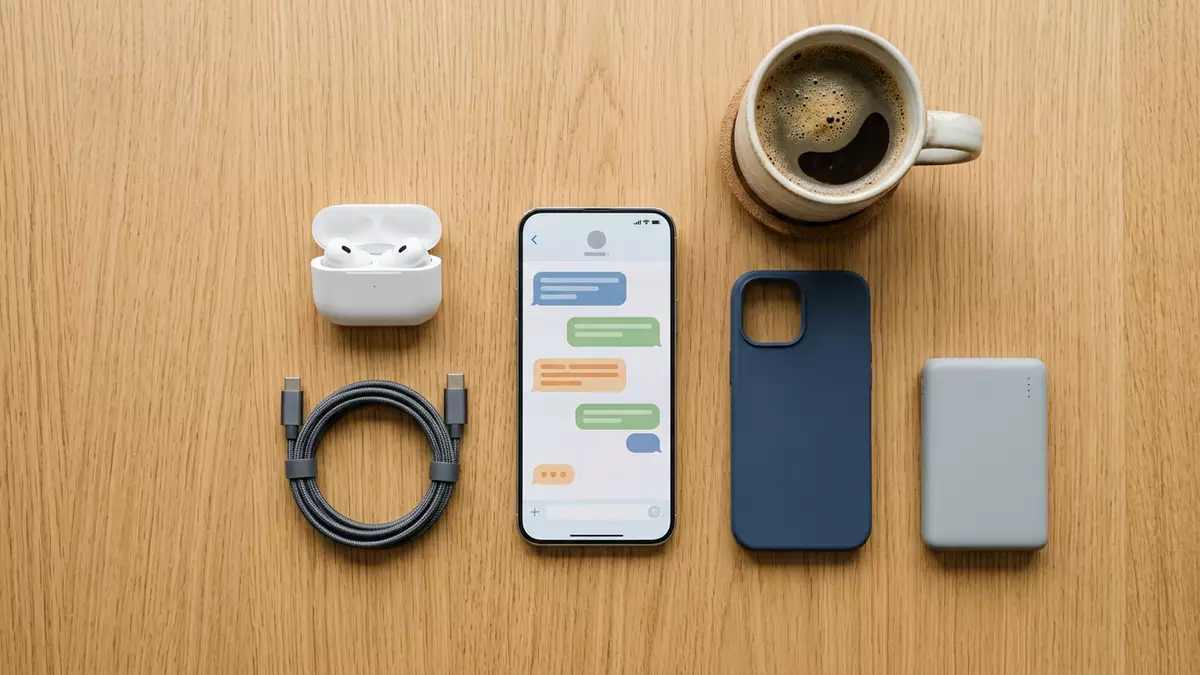 Flatlay-Arrangement rund um Messenger-App mit passenden Requisiten von oben, neutral