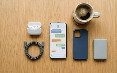 Flatlay-Arrangement rund um Messenger-App zum Thema Snapchat+, ISIN US83304A1060, weiches Oberlicht, sachlich dargestellt - Foto: THN