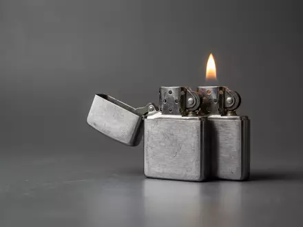 Fotorealistische Studioaufnahme von Taschenfeuerzeug zum Thema BIC Feuerzeug, ISIN FR0000120966, klare Lichtfuehrung - Foto: THN