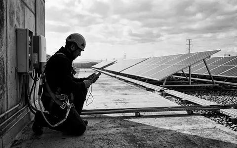 Schwarzweiss-Reportage mit Solarwechselrichter zum Thema SolarEdge Wechselrichter, ISIN IL0010824113, hoher Kontrast, sachlich dargestellt - Foto: THN