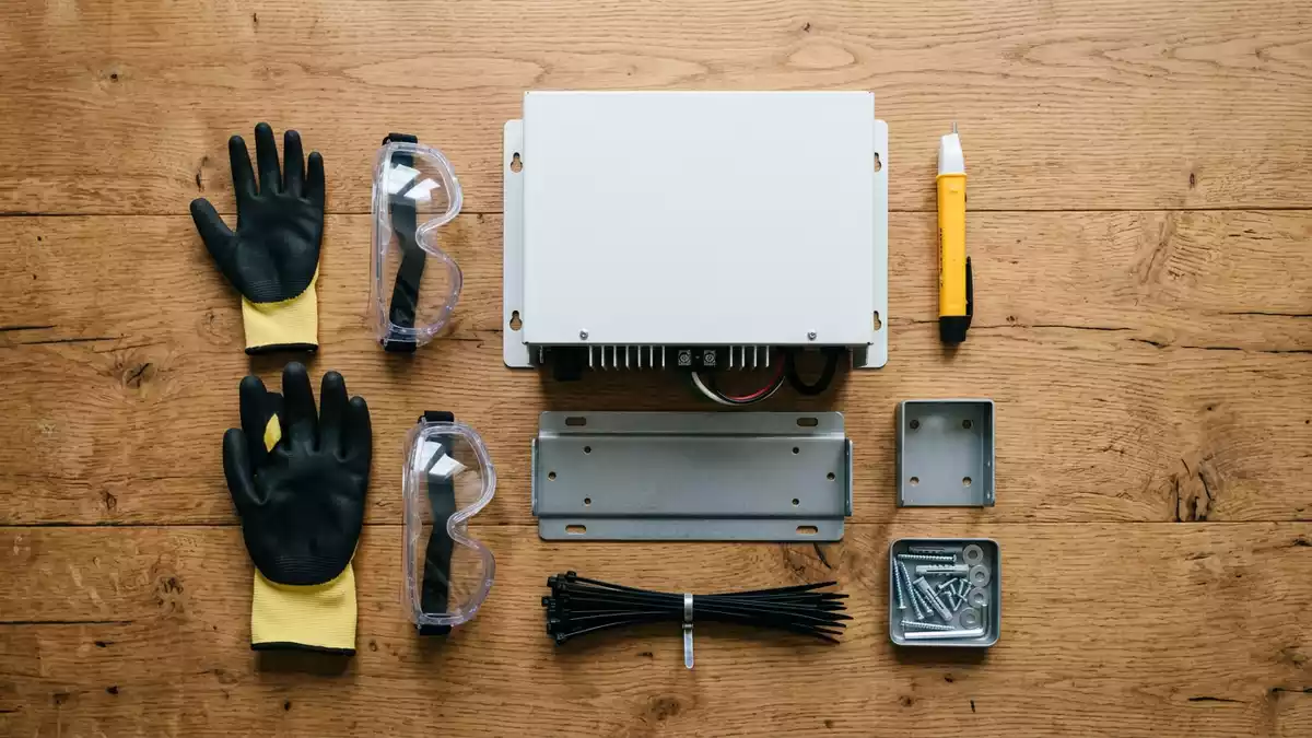 Flatlay-Arrangement rund um Solarwechselrichter mit passenden Requisiten von oben