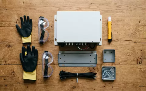 Flatlay-Arrangement rund um Solarwechselrichter zum Thema SolarEdge Wechselrichter, ISIN IL0010824113, weiches Oberlicht - Foto: THN