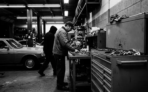 Schwarzweiss-Reportage mit Werkzeugwagen zum Thema Snap-on Werkzeugwagen, ISIN US8330341012, hoher Kontrast, sachlich dargestellt - Foto: THN