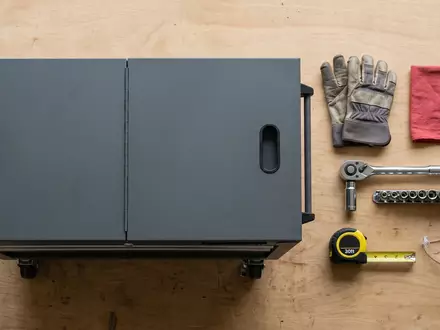 Flatlay-Arrangement rund um Werkzeugwagen zum Thema Snap-on Werkzeugwagen, ISIN US8330341012, weiches Oberlicht - Foto: THN