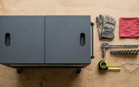 Flatlay-Arrangement rund um Werkzeugwagen zum Thema Snap-on Werkzeugwagen, ISIN US8330341012, weiches Oberlicht - Foto: THN