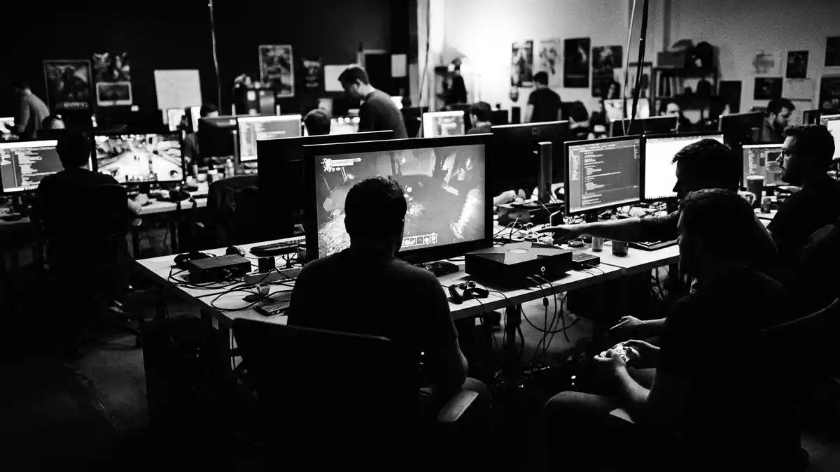Schwarzweiss-Reportagebild mit Spielkonsole in dokumentarischer Arbeitsumgebung