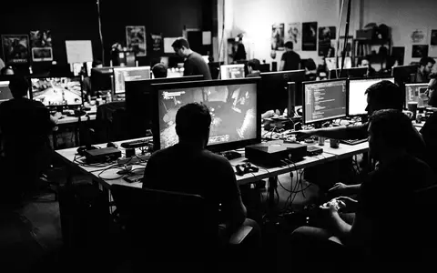 Schwarzweiss-Reportage mit Spielkonsole zum Thema PlayStation 5, ISIN JP3435000009, hoher Kontrast, sachlich dargestellt - Foto: THN