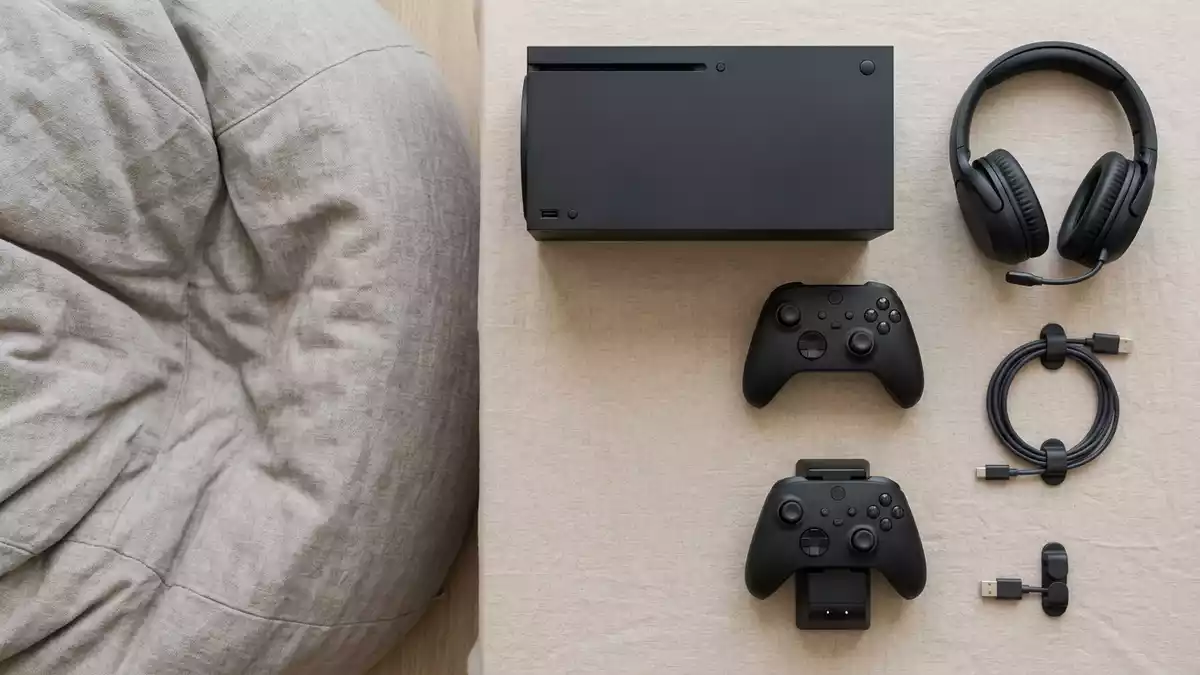 Flatlay-Arrangement rund um Spielkonsole mit passenden Requisiten von oben, neutral