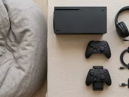 Flatlay-Arrangement rund um Spielkonsole zum Thema PlayStation 5, ISIN JP3435000009, weiches Oberlicht - Foto: THN