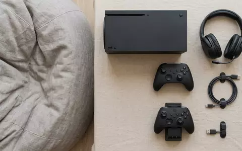 Flatlay-Arrangement rund um Spielkonsole zum Thema PlayStation 5, ISIN JP3435000009, weiches Oberlicht - Foto: THN