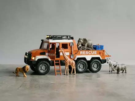 Fotorealistische Studioaufnahme von Rettungsfahrzeug-Spielzeug zum Thema Paw Patrol Spielzeug, ISIN CA84852F1027, klare Lichtfuehrung - Foto: THN