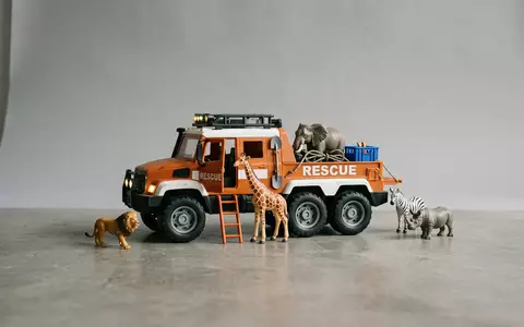Fotorealistische Studioaufnahme von Rettungsfahrzeug-Spielzeug zum Thema Paw Patrol Spielzeug, ISIN CA84852F1027, klare Lichtfuehrung - Foto: THN