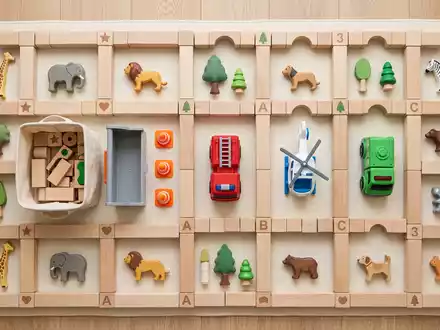 Flatlay-Arrangement rund um Rettungsfahrzeug-Spielzeug zum Thema Paw Patrol Spielzeug, ISIN CA84852F1027, weiches Oberlicht - Foto: THN