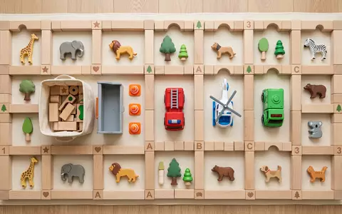 Flatlay-Arrangement rund um Rettungsfahrzeug-Spielzeug zum Thema Paw Patrol Spielzeug, ISIN CA84852F1027, weiches Oberlicht - Foto: THN