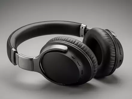 Fotorealistische Studioaufnahme von Over-Ear-Kopfhörer zum Thema Sennheiser Momentum 4, ISIN CH0012549785, klare Lichtfuehrung - Foto: THN