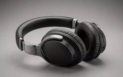 Fotorealistische Studioaufnahme von Over-Ear-Kopfhörer zum Thema Sennheiser Momentum 4, ISIN CH0012549785, klare Lichtfuehrung - Foto: THN