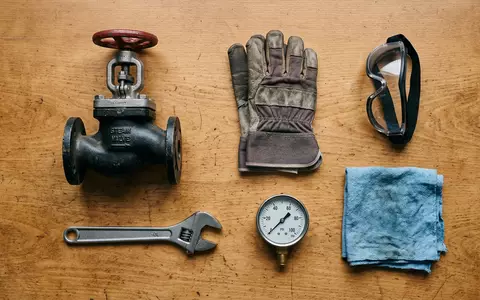 Flatlay-Arrangement rund um Dampftechnik zum Thema Spirax Sarco Dampftechnik, ISIN GB0031424824, weiches Oberlicht - Foto: THN