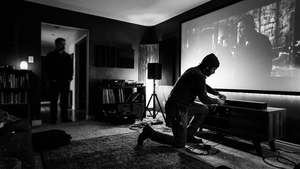 Schwarzweiss-Reportagebild mit Soundbar in dokumentarischer Arbeitsumgebung, neutral