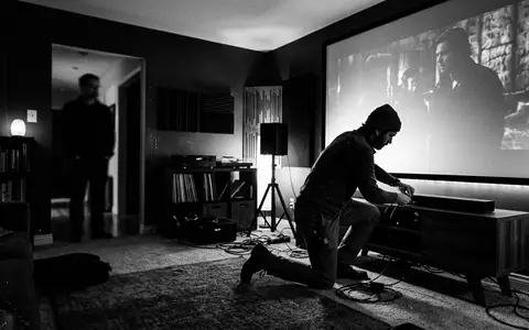 Schwarzweiss-Reportage mit Soundbar zum Thema Sonos Arc Soundbar, ISIN US83570H1086, hoher Kontrast - Foto: THN