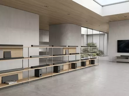 Architektur-Render im Elektronik-Fachmarkt mit Soundbar zum Thema Sonos Arc Soundbar, ISIN US83570H1086, neutrales Tageslicht - Foto: THN