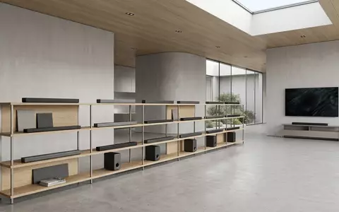 Architektur-Render im Elektronik-Fachmarkt mit Soundbar zum Thema Sonos Arc Soundbar, ISIN US83570H1086, neutrales Tageslicht - Foto: THN