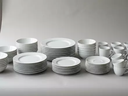 Fotorealistische Studioaufnahme von Tafelgeschirr zum Thema Villeroy & Boch Geschirr, ISIN DE0007657231, klare Lichtfuehrung - Foto: THN