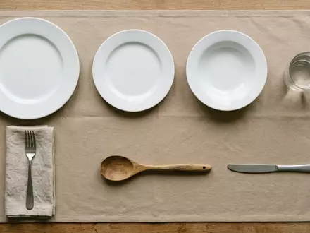 Flatlay-Arrangement rund um Tafelgeschirr zum Thema Villeroy & Boch Geschirr, ISIN DE0007657231, weiches Oberlicht - Foto: THN