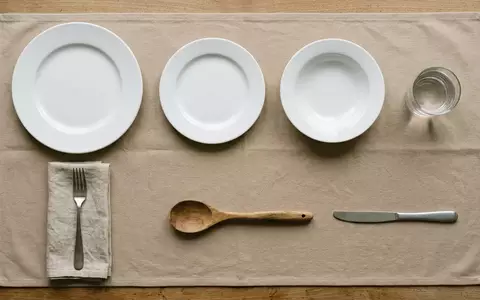 Flatlay-Arrangement rund um Tafelgeschirr zum Thema Villeroy & Boch Geschirr, ISIN DE0007657231, weiches Oberlicht - Foto: THN