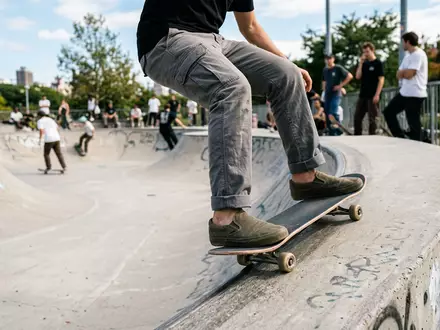 Fotorealistische Aufnahme von Leinenschuh im Skatepark zum Thema Vans Slip-On, ISIN US9182041080, natuerliches Licht - Foto: THN