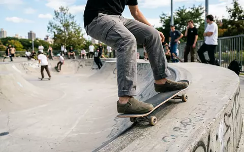 Fotorealistische Aufnahme von Leinenschuh im Skatepark zum Thema Vans Slip-On, ISIN US9182041080, natuerliches Licht - Foto: THN