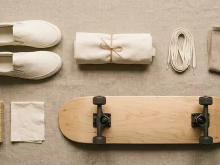 Flatlay-Arrangement rund um Leinenschuh zum Thema Vans Slip-On, ISIN US9182041080, weiches Oberlicht - Foto: THN