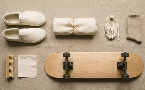 Flatlay-Arrangement rund um Leinenschuh zum Thema Vans Slip-On, ISIN US9182041080, weiches Oberlicht - Foto: THN