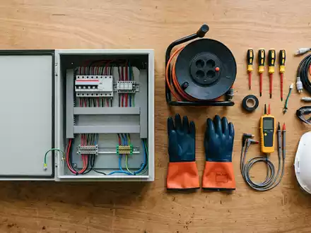 Flatlay-Arrangement rund um Stromversorgung zum Thema Verbund Strom, ISIN AT0000746409, weiches Oberlicht - Foto: THN