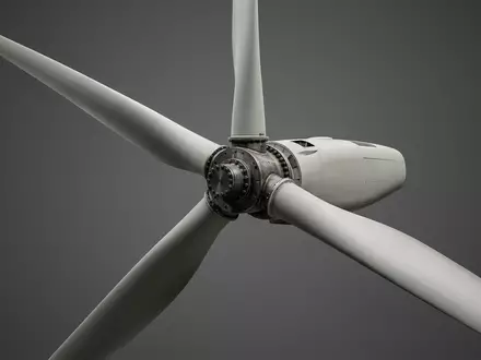 Fotorealistische Studioaufnahme von Windkraftanlage zum Thema Ørsted Energie, ISIN DK0061539921, klare Lichtfuehrung - Foto: THN