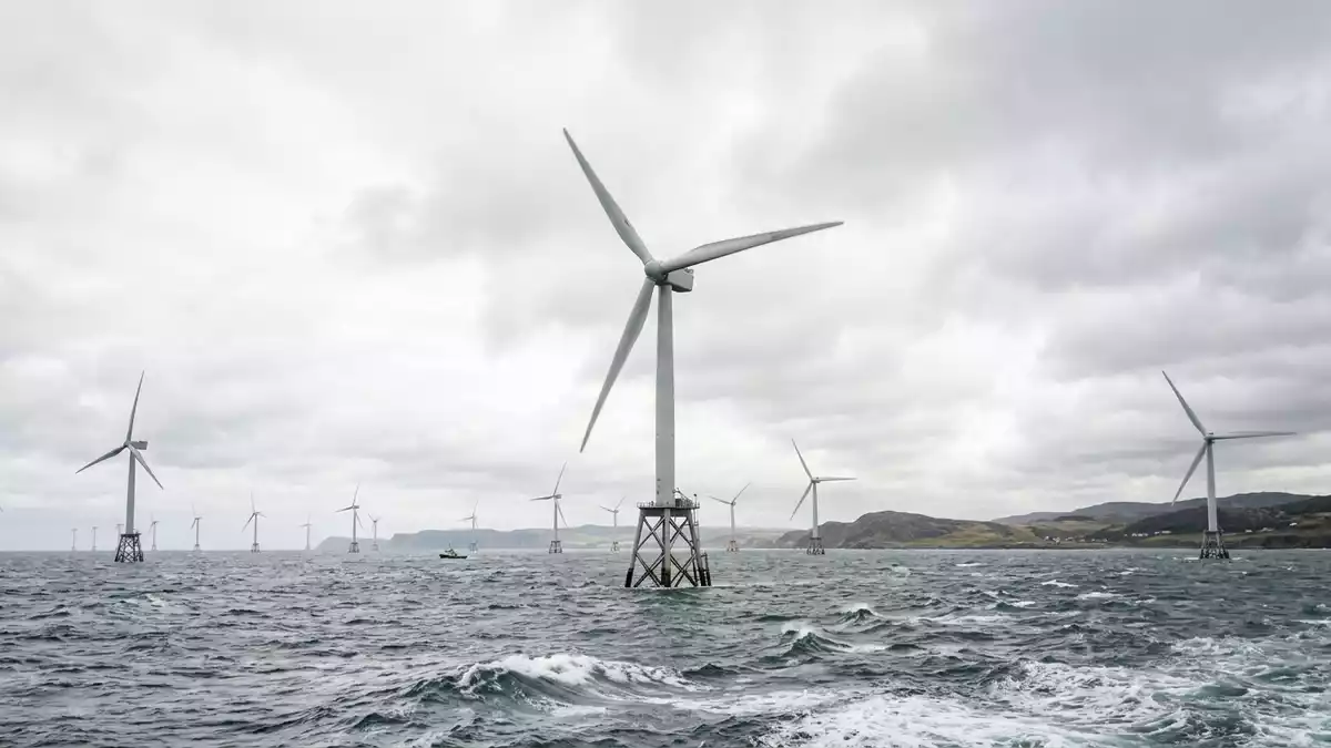 Fotorealistische Ansicht von Windkraftanlage im Windpark in realer Umgebung, neutral