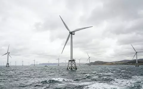 Fotorealistische Aufnahme von Windkraftanlage im Windpark zum Thema Ørsted Energie, ISIN DK0061539921, natuerliches Licht - Foto: THN