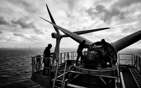 Schwarzweiss-Reportage mit Windkraftanlage zum Thema Ørsted Energie, ISIN DK0061539921, hoher Kontrast, sachlich dargestellt - Foto: THN