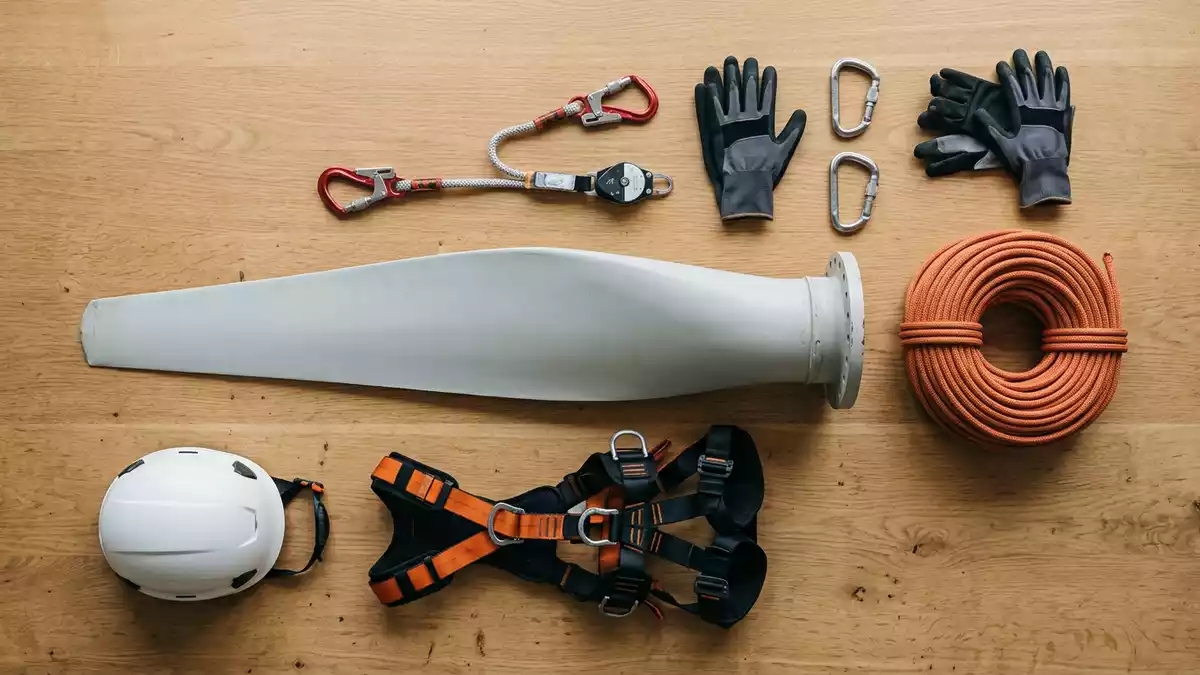 Flatlay-Arrangement rund um Windkraftanlage mit passenden Requisiten von oben, neutral