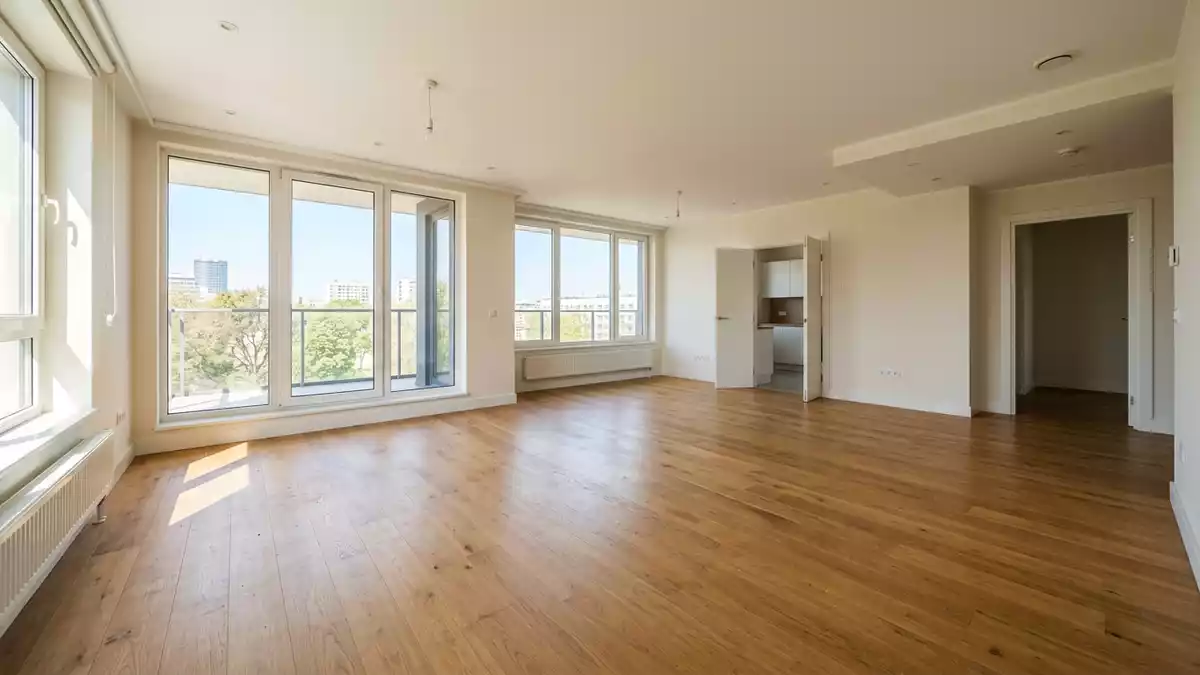 Fotorealistische Ansicht von Mietwohnung bei der Besichtigung in realer Umgebung