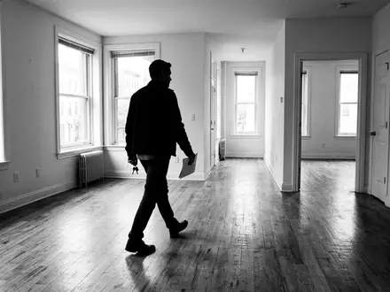 Schwarzweiss-Reportage mit Mietwohnung zum Thema Vonovia Wohnung, ISIN DE000A1ML7J1, hoher Kontrast, sachlich dargestellt - Foto: THN