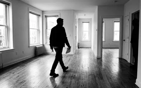 Schwarzweiss-Reportage mit Mietwohnung zum Thema Vonovia Wohnung, ISIN DE000A1ML7J1, hoher Kontrast, sachlich dargestellt - Foto: THN
