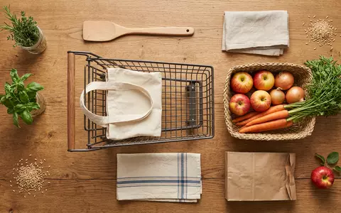 Flatlay-Arrangement rund um Supermarkt zum Thema Walmart Supercenter, ISIN US9311421039, weiches Oberlicht - Foto: THN
