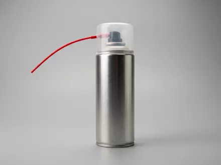 Fotorealistische Studioaufnahme von Multifunktionsöl zum Thema WD-40 Multifunktionsprodukt, ISIN US92923C1072, klare Lichtfuehrung - Foto: THN