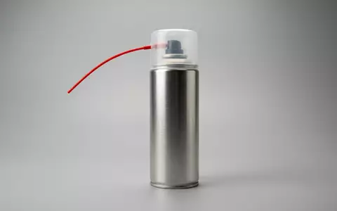 Fotorealistische Studioaufnahme von Multifunktionsöl zum Thema WD-40 Multifunktionsprodukt, ISIN US92923C1072, klare Lichtfuehrung - Foto: THN