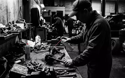 Schwarzweiss-Reportage mit Multifunktionsöl zum Thema WD-40 Multifunktionsprodukt, ISIN US92923C1072, hoher Kontrast, sachlich dargestellt - Foto: THN